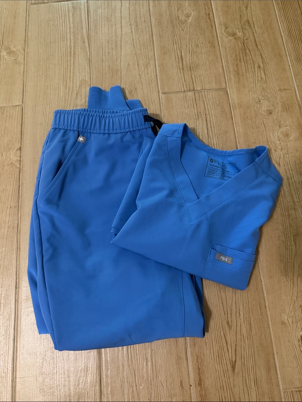 Figs Men’s Tansen Jogger Pants & Leon V-Neck Top Scrubs Set